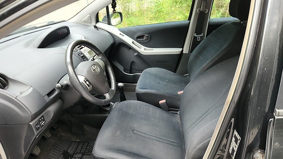 Toyota Yaris 10 of 13