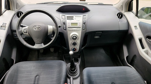 Toyota Yaris 9 of 13