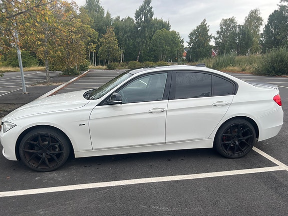 BMW 320d 3 of 12