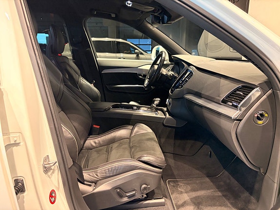Volvo XC90 3 of 30