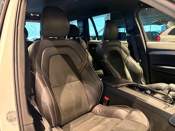 Volvo XC90 11 of 30