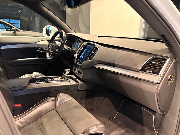 Volvo XC90 4 of 30