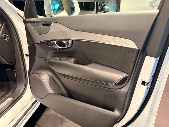 Volvo XC90 10 of 30