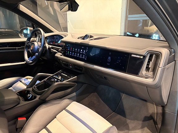 Porsche Cayenne 4 of 30
