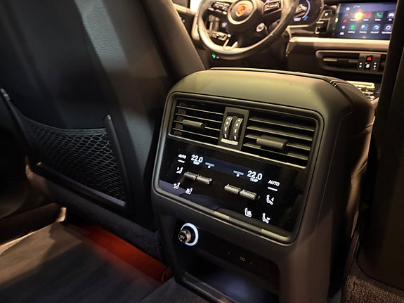 Porsche Cayenne 18 of 30
