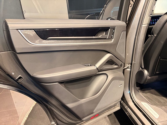 Porsche Cayenne 24 of 30