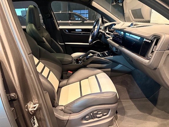 Porsche Cayenne 3 of 30