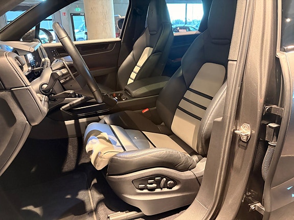 Porsche Cayenne 28 of 30