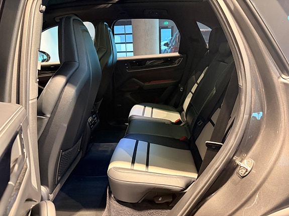 Porsche Cayenne 23 of 30