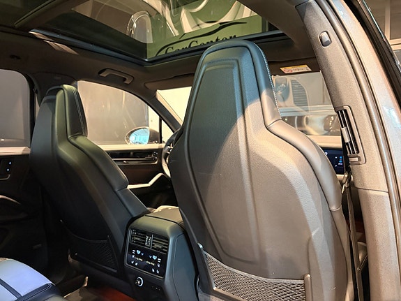 Porsche Cayenne 19 of 30