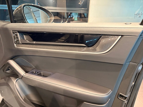 Porsche Cayenne 13 of 30