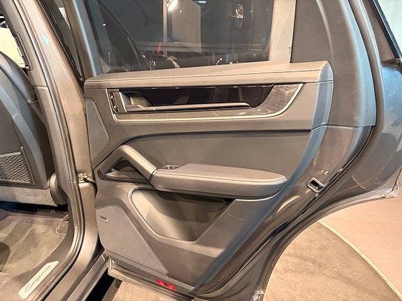 Porsche Cayenne 20 of 30