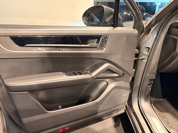 Porsche Cayenne 27 of 30
