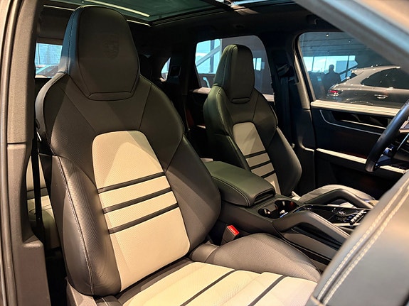Porsche Cayenne 16 of 30