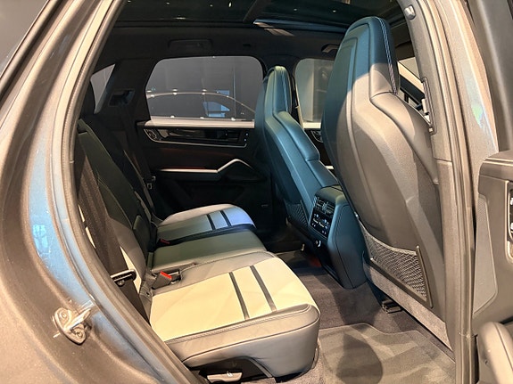 Porsche Cayenne 17 of 30