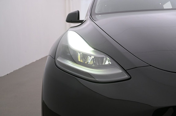 Tesla Model Y 25 of 27