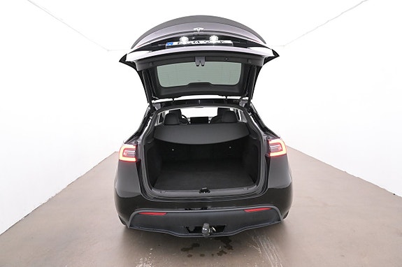 Tesla Model Y 21 of 27