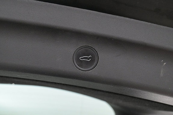 Tesla Model Y 26 of 27
