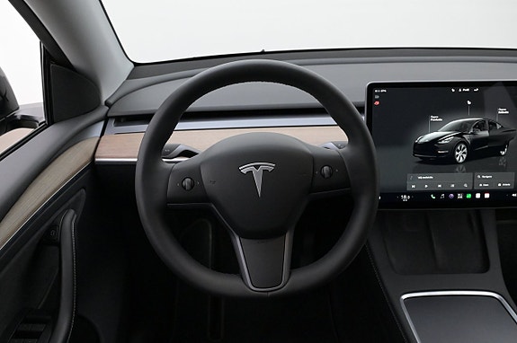 Tesla Model Y 7 of 27