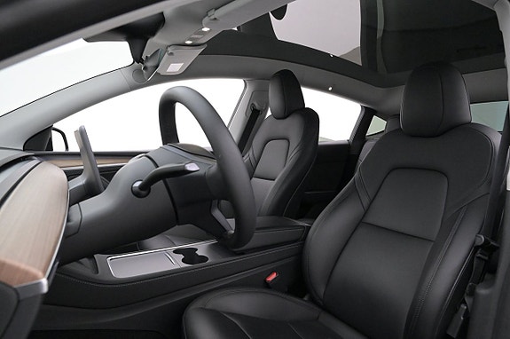 Tesla Model Y 9 of 27