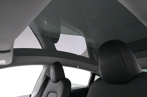 Tesla Model Y 25 of 27