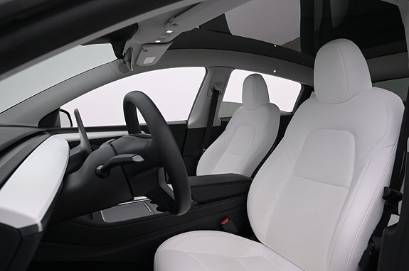 Tesla Model Y 9 of 27