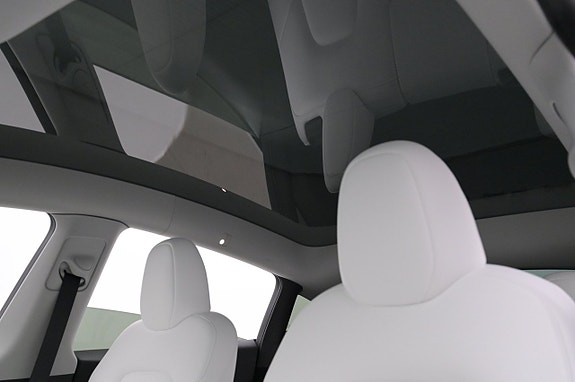 Tesla Model Y 20 of 27