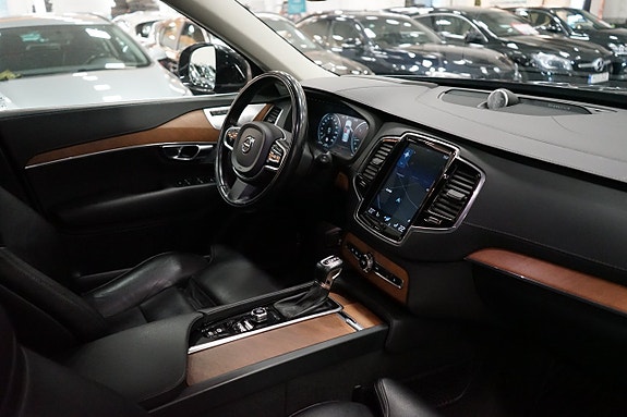 Volvo XC90 15 of 25