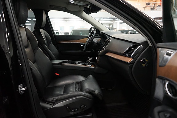 Volvo XC90 16 of 25