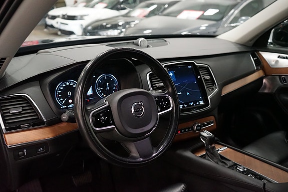 Volvo XC90 14 of 25