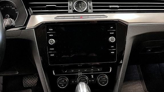 Volkswagen Passat 9 of 12