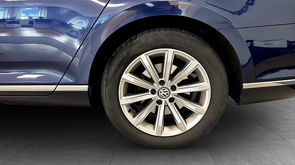 Volkswagen Passat 6 of 12