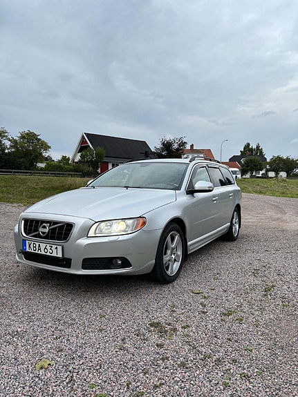 Volvo V70 2 of 6