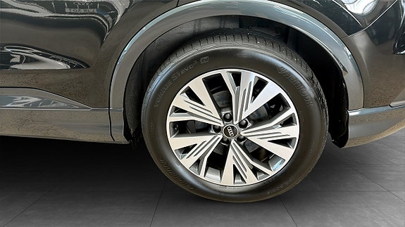 Audi Q4 e-tron 6 of 12