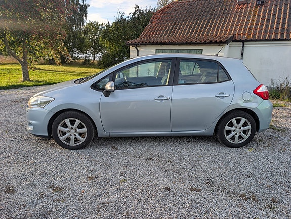 Toyota Auris 2 of 6