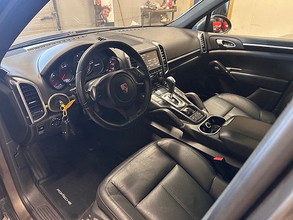 Porsche Cayenne 11 of 28