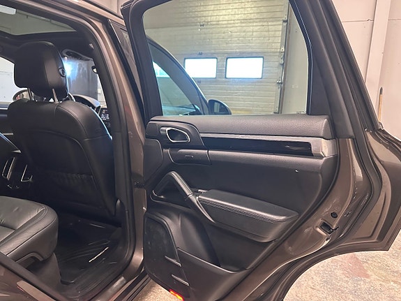 Porsche Cayenne 23 of 28