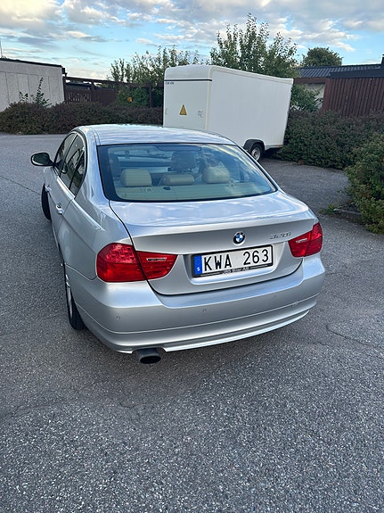 BMW 320i 3 of 7