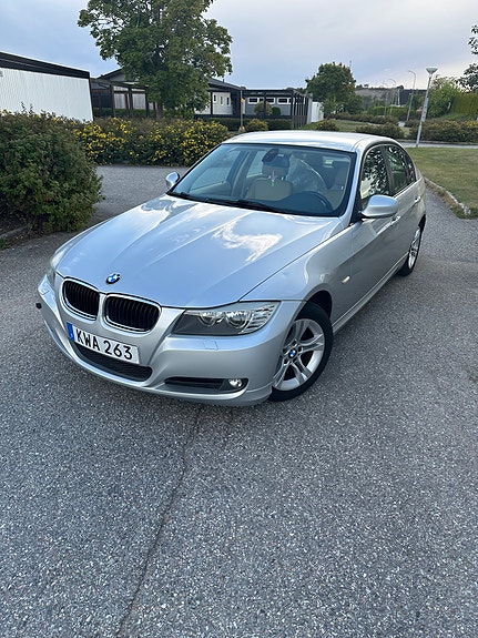BMW 320i 4 of 7
