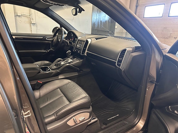 Porsche Cayenne 24 of 28