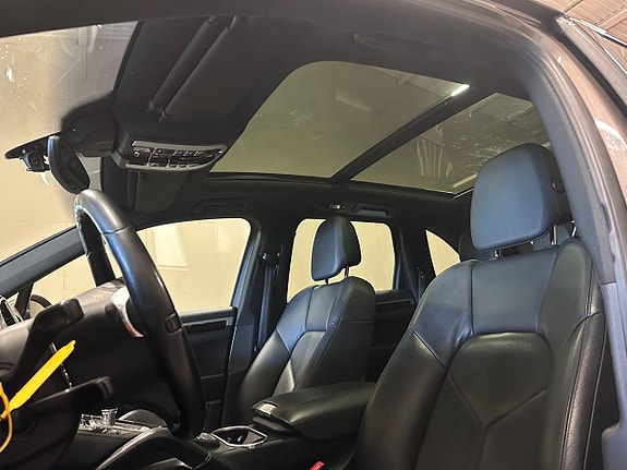 Porsche Cayenne 15 of 28