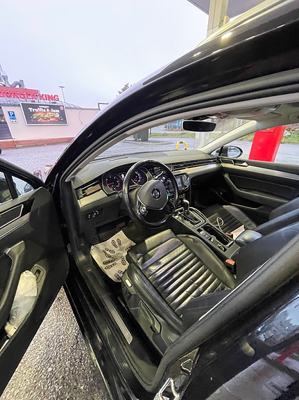 Volkswagen Passat 2 of 8