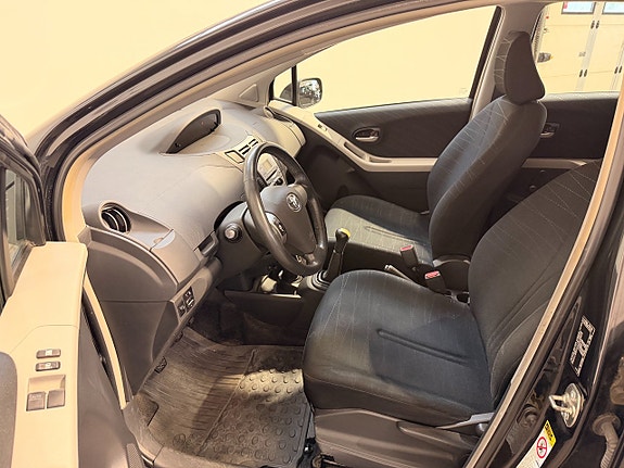 Toyota Yaris 11 of 14