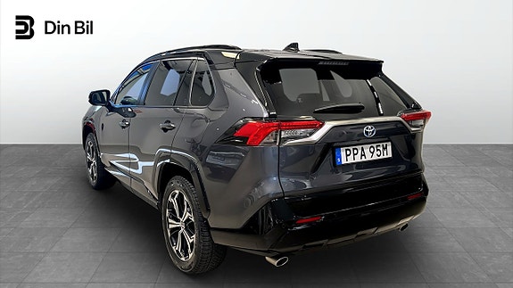 Toyota RAV4 3 of 12