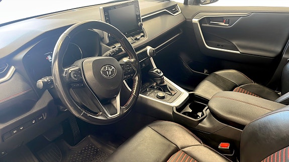 Toyota RAV4 7 of 12