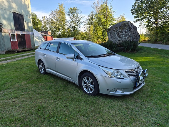Toyota Avensis 2 of 6