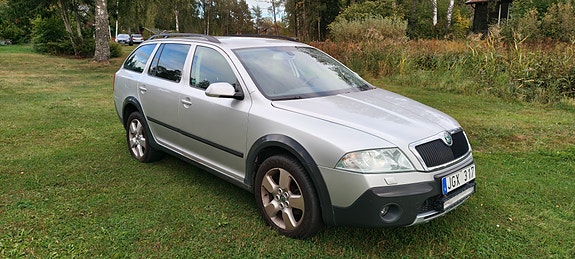 Skoda Octavia Scout 2 of 8