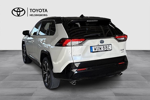 Toyota RAV4 6 of 17