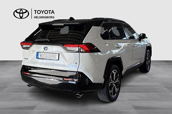 Toyota RAV4 4 of 17