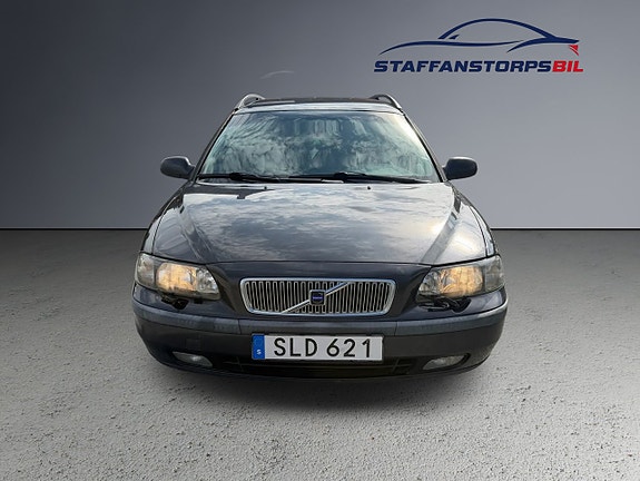 Volvo V70 2 of 7
